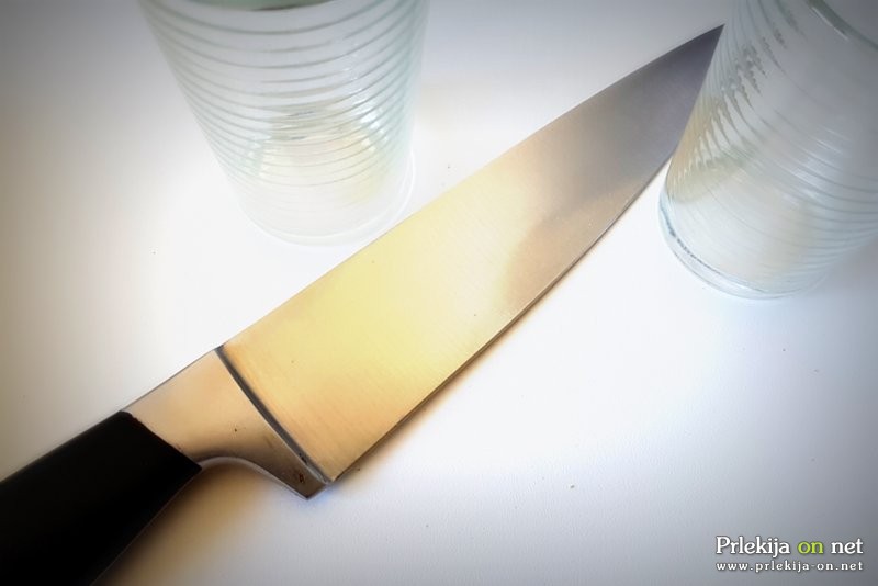 42-letni moški je grozil z nožem
