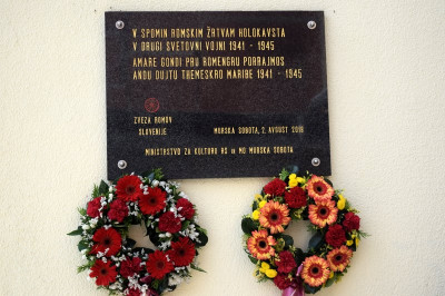 Spominska plošča žrtvam holokausta nad Romi in Sinti v Murski Soboti