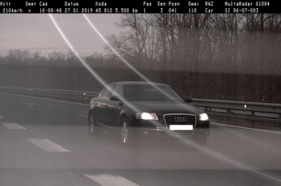 Voznik osebnega avtomobila Audi S8 je vozil s hitrostjo 210 km/h, kljub temu, da je hitrost omejena na 110 km/h
