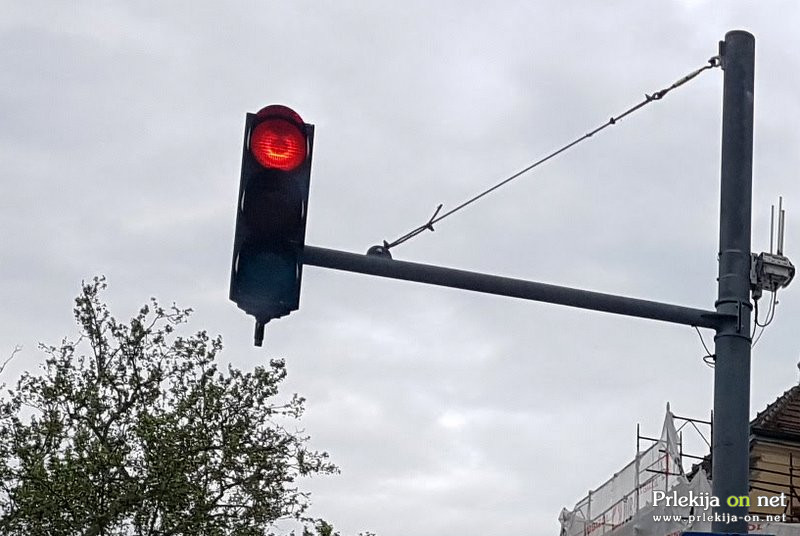 Voznica ni upoštevala znaka rdeče luči na semaforju
