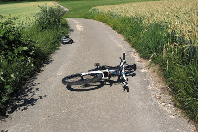 V ponedeljek so bili trije kolesarji lahko telesno poškodovani
