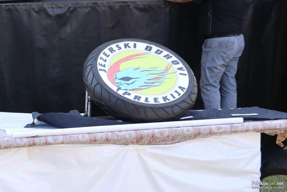 Motoristična guma z logotipom kluba