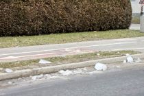 Led na cesti in pločniku