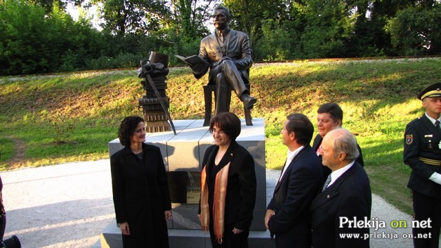 Irena Brunec Tebi in Ljubica Jelušič pred spomenikom