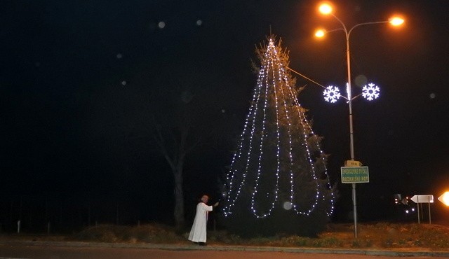 Blagoslov božičnega drevesa s prižiganjem lučk v razkriškem križišču