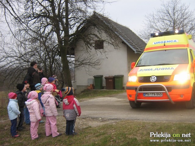 Otroci ob reševalnem vozilu