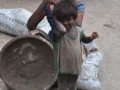 BETONIRKA Z OTROKOM DELHI Indija