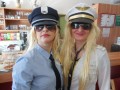 Blondink res nikjer ne zmanjka: policistka in pilotka