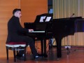 Gimnazijec Nino Dotto igra na klavir
