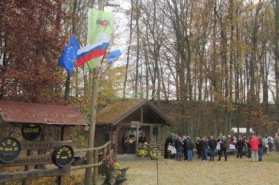 Svečano so izobesili zastavo, ki jo je podelila Turistična zveza Slovenije v okviru vseslovenske akcije Moja dežela - lepa in gostoljubna 2014