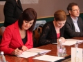 Podpis pogodbe za ureditev dovozne ceste do OŠ