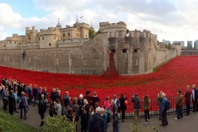 Tower of London z instalacijo »Blood Swept Lands and Seas of Red«
