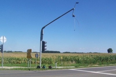 Polomljen semafor v križišču