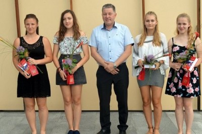 Urška Fras, Pia Novak, Tija Eva Lovrec in Aneja Rozman so vseh devet razredov osnovne šole zaključile z odličnim uspehom