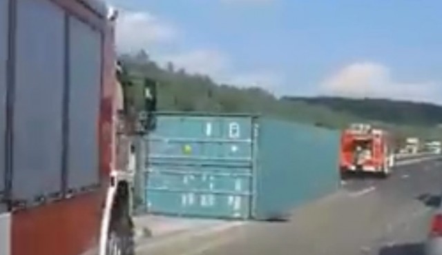 Prevrnjeno tovorno vozilo na avtocesti