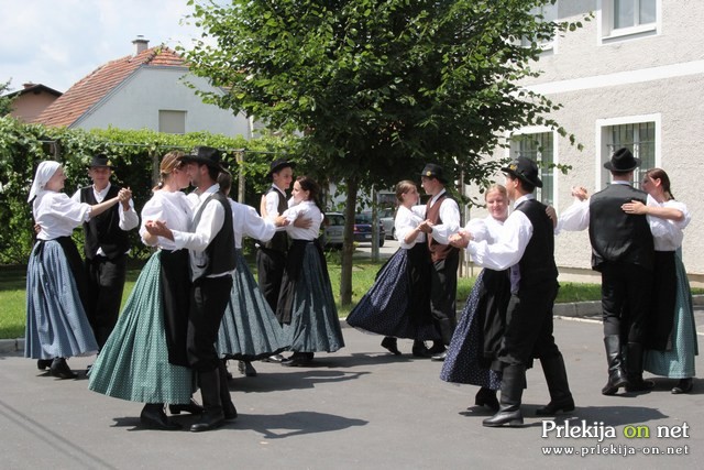 V kulturnem programu so nastopili Cvenski oktet in folkloristi