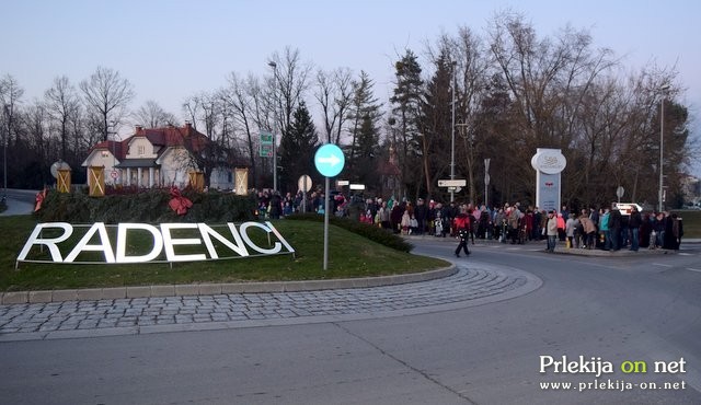 Veliki adventni venec v vzhodnem krožišču Veliki adventni venec v vzhodnem krožišču