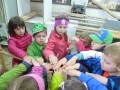Otroci iz vrtca Ljutomer pri mizarstvu Sitar