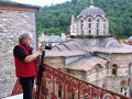 Rade Bakračević pri snemanju samostana Hilandar