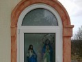 V kapelici, za steklom, Jezus in Marija