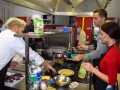 Sašo Miljuševič skrbno spremlja kuharski par