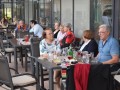 Občinstvo na terasi ob seniorskem večeru