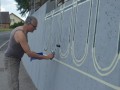 Poslikava na sivi betonski zid
