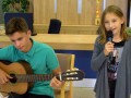 Nastop pevke Ane Horvat, na kitari jo spremlja brat Žiga