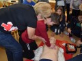 Šolarji se uče masaže srca