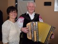 Muzikant Stanko Ilješ z ženo in harmoniko