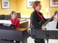 Suzana Divjak s kitaro, Melita Divjak ob klavirju