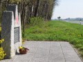 Spomenik talcem levo, v ozadju Murska Sobota (3 km)
