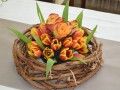 Tulipani v košarici sredi mize
