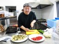 Kuharski mojster Tai Isaka pri pripravi sušija