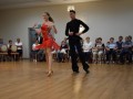 Plesalca latinsko ameriških plesov v restavracijski dvorani