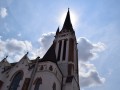 Opoldansko sonce za cerkvenim zvonikom