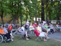 Petje spremljajo številni obiskovalci Radenskega parka