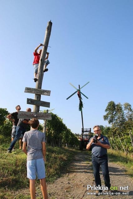 Postavljanje klopotca v Steyerjevem vinogradu