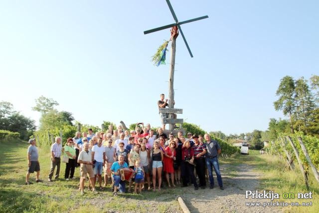 Postavljanje klopotca v Steyerjevem vinogradu