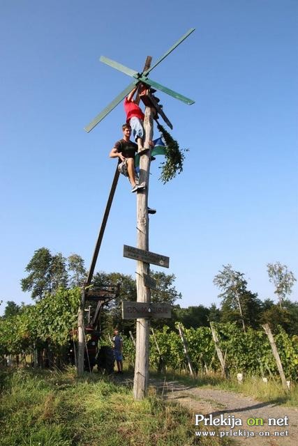 Postavljanje klopotca v Steyerjevem vinogradu