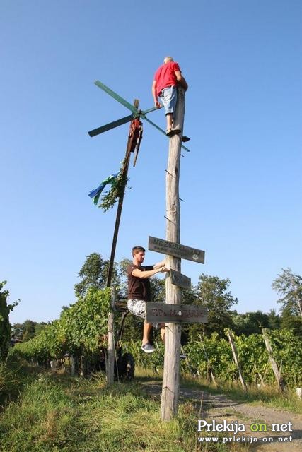 Postavljanje klopotca v Steyerjevem vinogradu