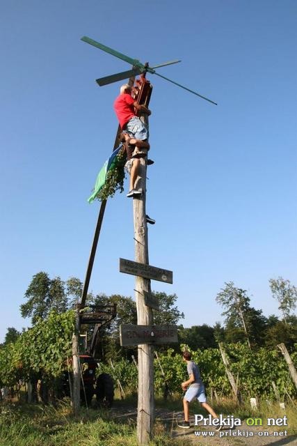 Postavljanje klopotca v Steyerjevem vinogradu