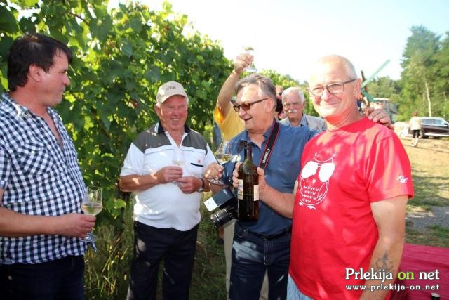 Postavljanje klopotca v Steyerjevem vinogradu