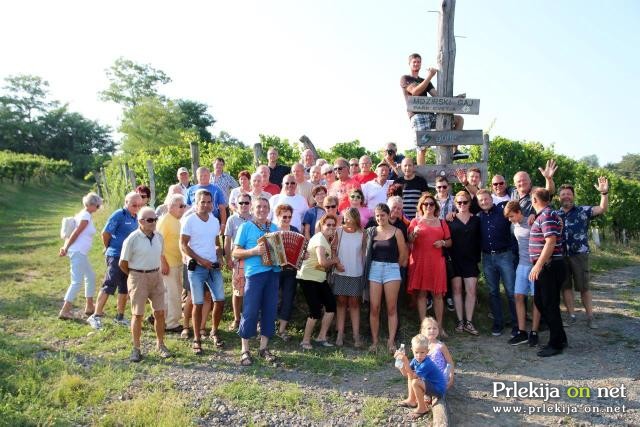 Postavljanje klopotca v Steyerjevem vinogradu