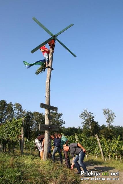 Postavljanje klopotca v Steyerjevem vinogradu