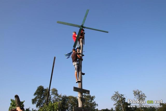 Postavljanje klopotca v Steyerjevem vinogradu