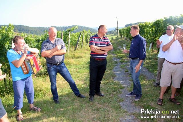 Postavljanje klopotca v Steyerjevem vinogradu