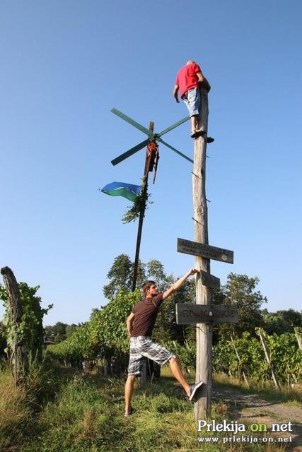 Postavljanje klopotca v Steyerjevem vinogradu