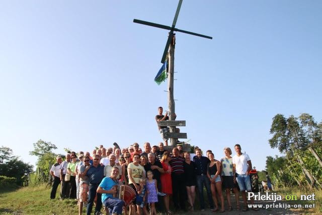 Postavljanje klopotca v Steyerjevem vinogradu