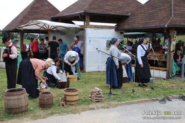 Srečanje ljudskih pevcev in godcev